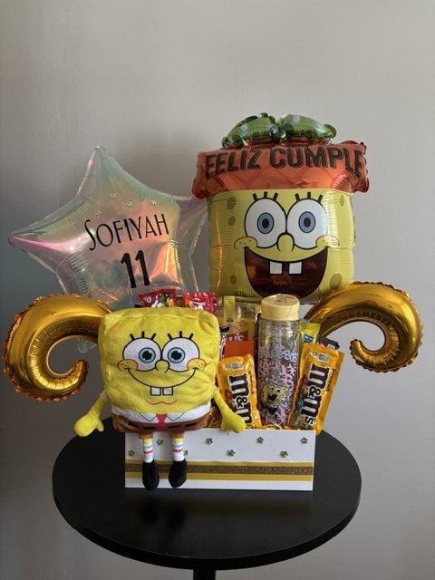 Arreglo de cumpleaños con globos dorados, peluche y dulces