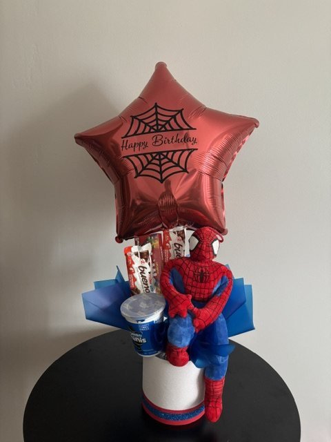 Bouquet de dulces con globo de estrella roja “Happy Birthday”