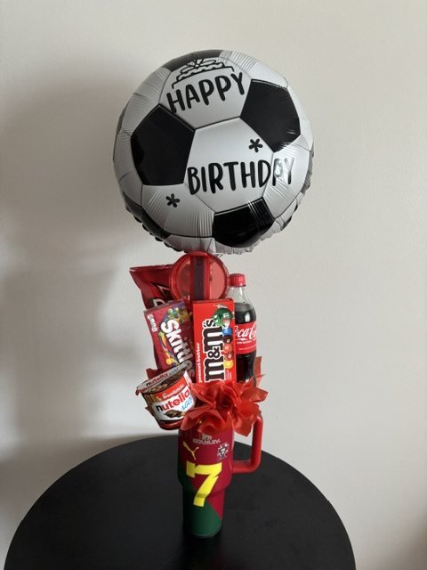 Bouquet de dulces y refresco con globo de balón de futbol “Happy Birthday”