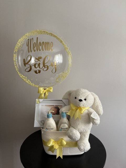 Canasta para bebé con conejito de peluche, productos de bebé y globo “Welcome Baby”