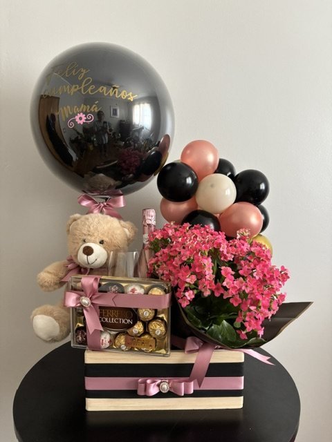 Arreglo de cumpleaños para mamá con flores rosas, chocolates, osito y globos