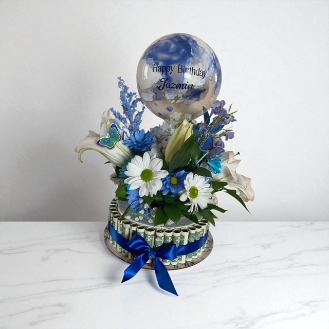 Arreglo de flores blancas y azules con globo “Happy Birthday” personalizado