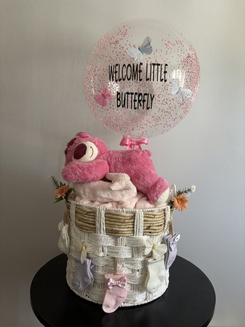 Canasta de bienvenida para bebé con peluche rosa y globo “Welcome little butterfly”